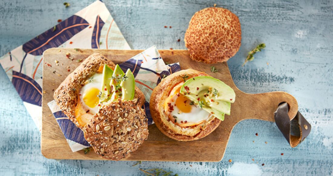 Gevulde broodjes met avocado, zalm en ei